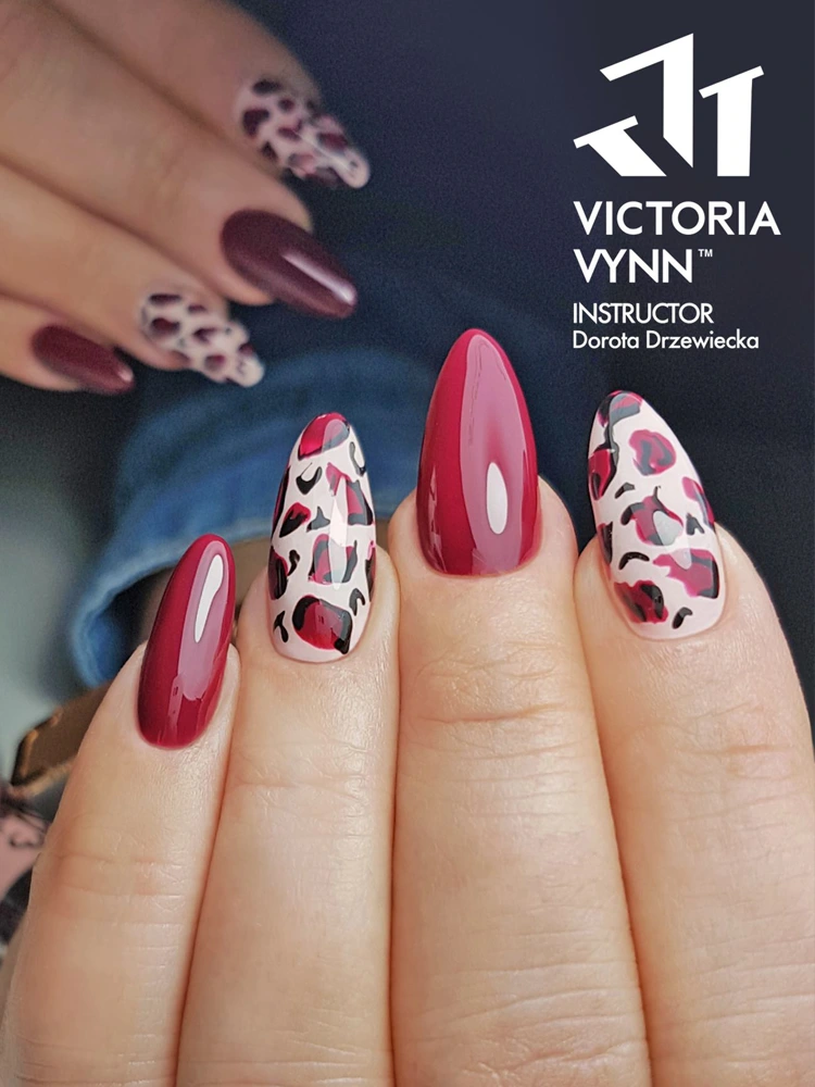 Uñas adorables en rojo vino: Victoria VYNN Pure Creamy Hybrid 052 Femme Fatale