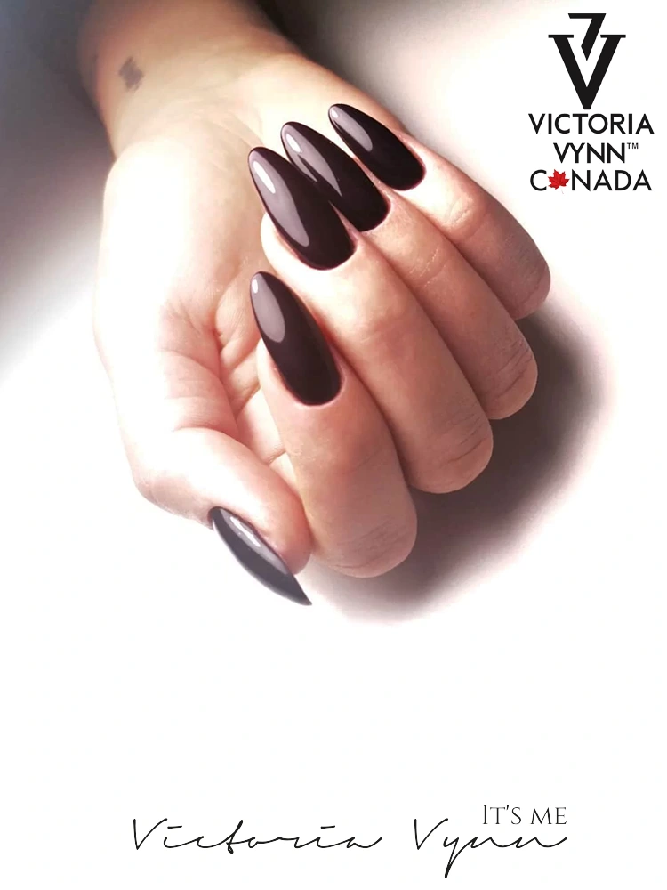 El mejor esmalte en gel de color morado oscuro casi negro «Aubergine» de Victoria VYNN, híbrido cremoso puro 062 «Black Tulip»