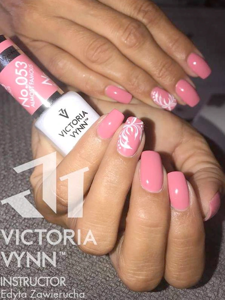 Las mejores uñas en rosa suave 053 «Almost Famous» de Victoria VYNN: híbrido cremoso puro 053 «Almost Famous»