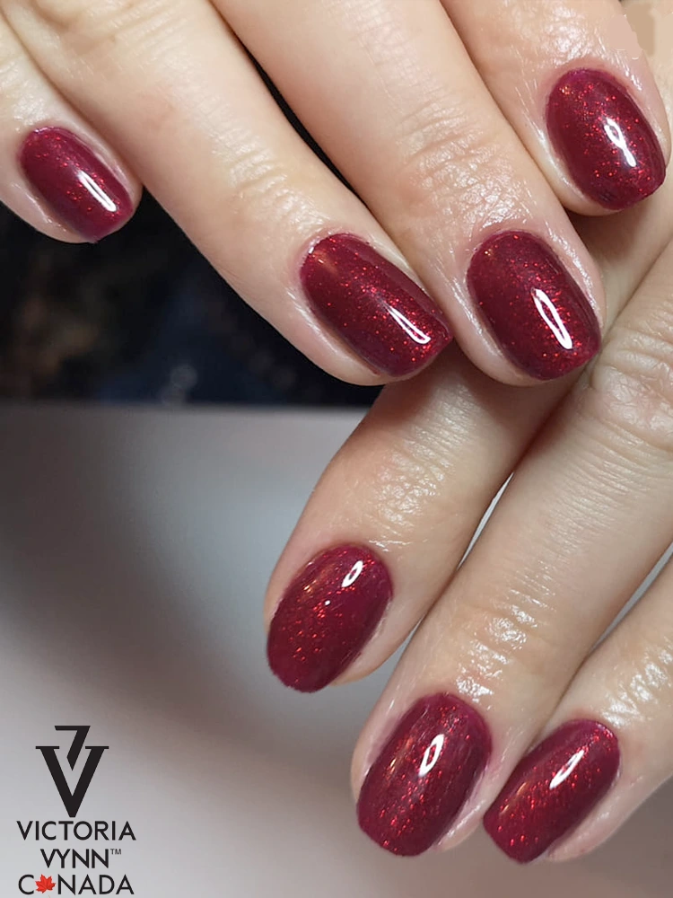 Las mejores uñas en rojo cereza con purpurina: Victoria VYNN Pure Creamy Hybrid 049. ¿Te acuerdas de mí?