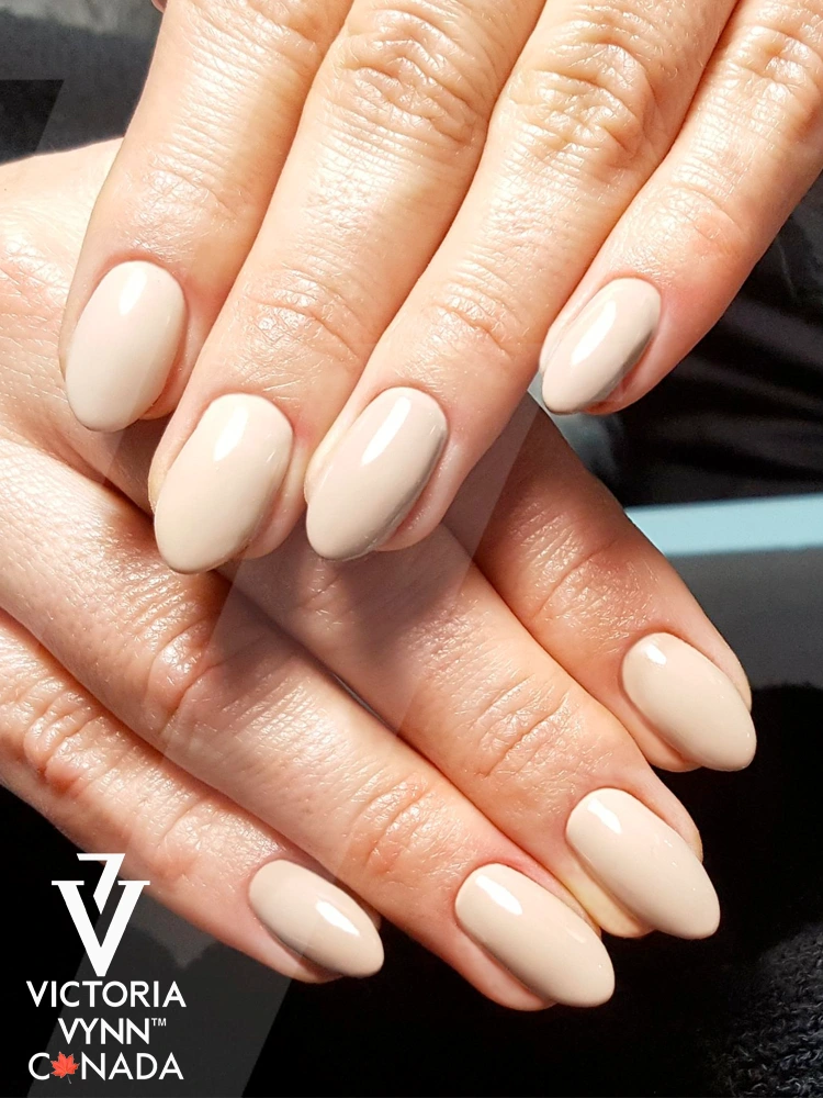 El mejor esmalte de uñas en gel color beige claro de Victoria VYNN 041