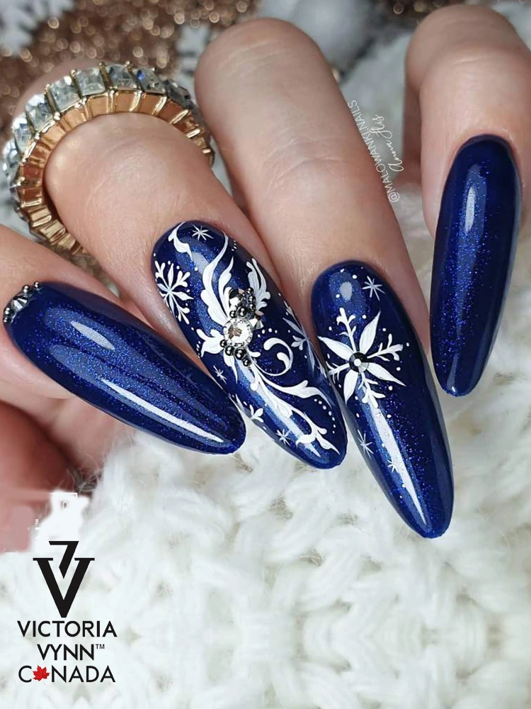 Las mejores uñas azul marino con brillo: Victoria VYNN Pure Creamy Hybrid 066 Night Watch
