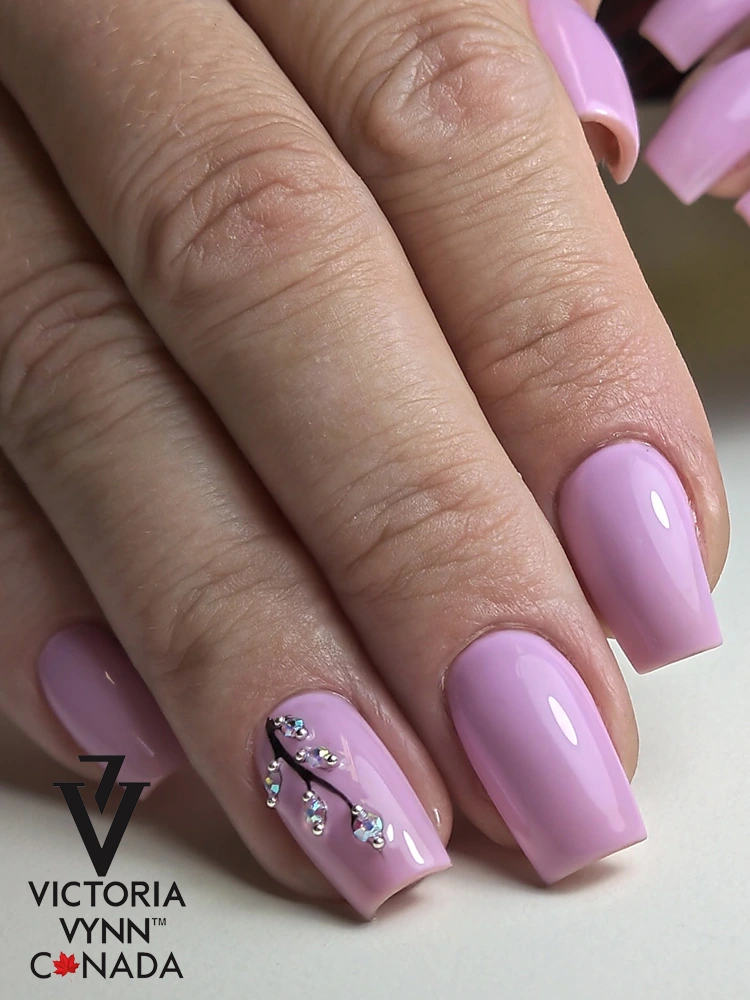 Las mejores uñas en tono violeta pastel: Victoria VYNN Pure Creamy Hybrid 081 Floral Whisper
