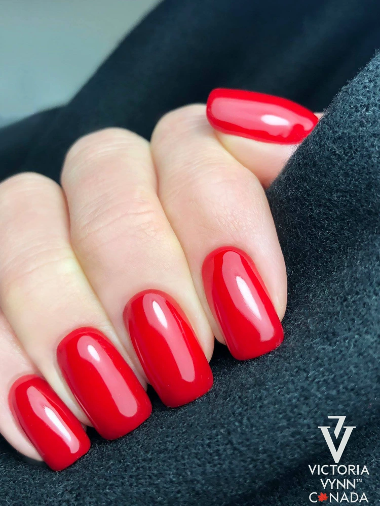 Las uñas más vendidas y llamativas en rojo sangre: Victoria VYNN Pure Creamy Hybrid 022 Ever Poppy