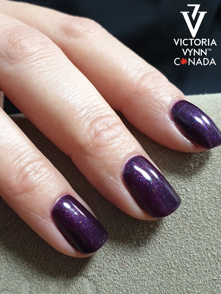 Las mejores uñas en morado oscuro brillante: Victoria VYNN Pure Creamy Hybrid 061 After Party