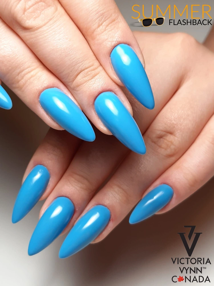 Las mejores uñas turquesas para el verano: Victoria VYNN Pure Cream Hybrid Turquoise Islan 032