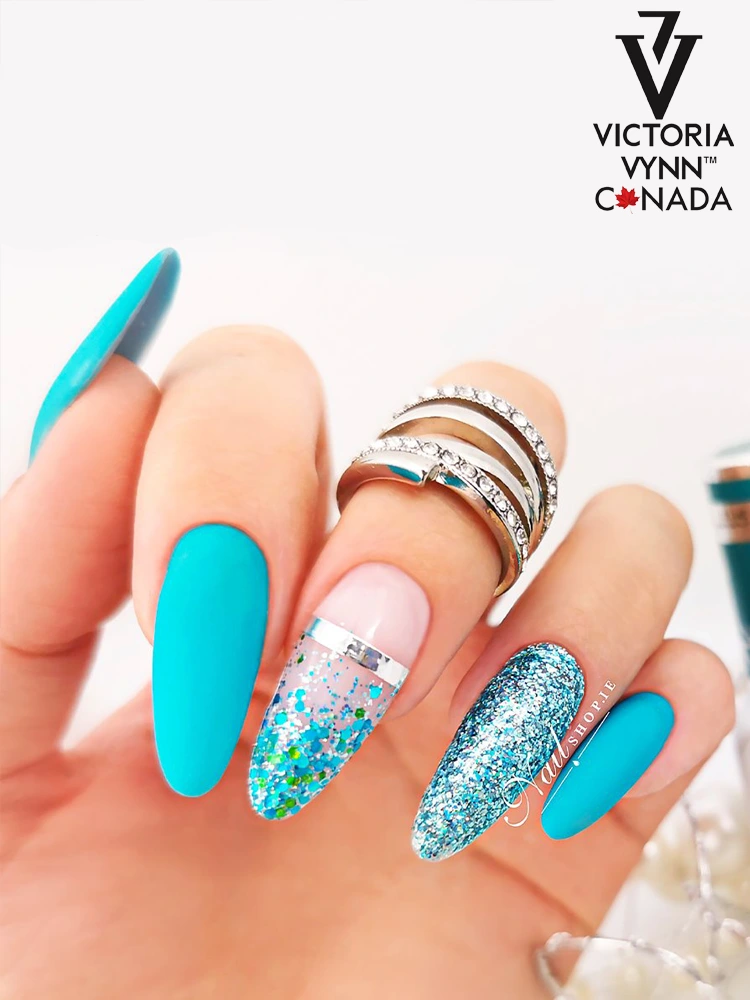 Les plus beaux ongles vert turquoise : Victoria VYNN Pure Creamy Hybrid 068 « By the Bay »