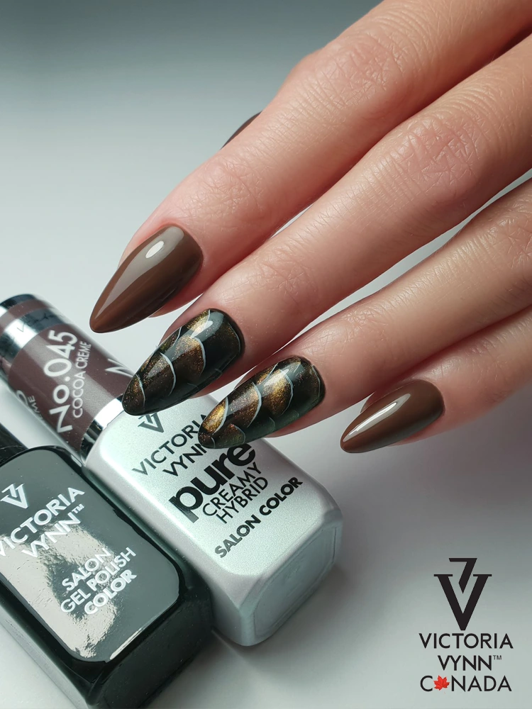 Las mejores uñas en tono marrón nuez: Victoria VYNN Pure Creamy Hybrid 045 Cocoa Creme