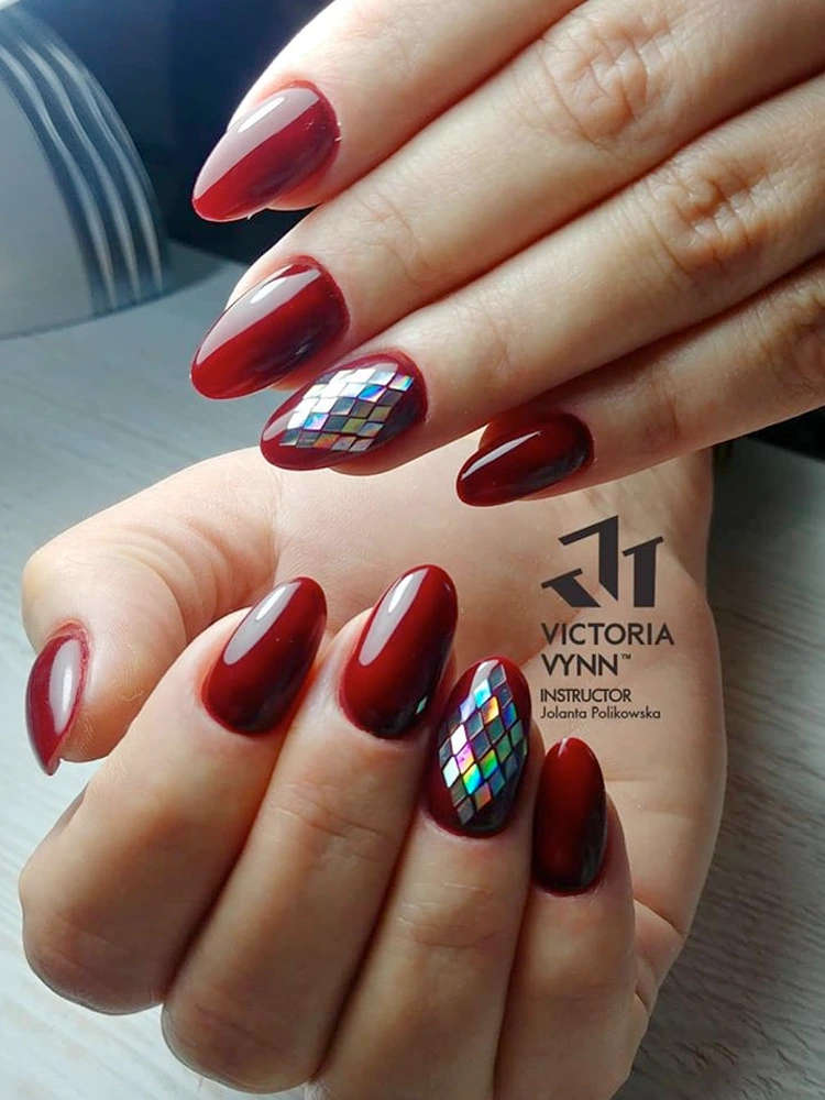 Las uñas rojas más seductoras para el Día de San Valentín: Victoria VYNN Pure Creamy Hybrid 025 Dry Wine