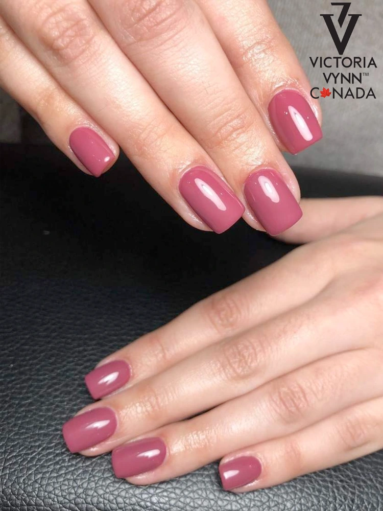 Uñas de gel especiales en color violeta Victoria VYNN Pure Creamy Hybrid 051 Sugar Plum