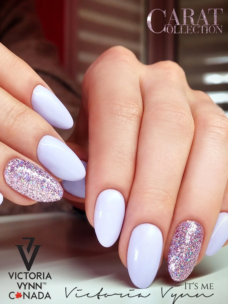 Ongles d'un violet clair pastel délicat : Victoria VYNN Pure Creamy Hybrid 018 Milky Lilac