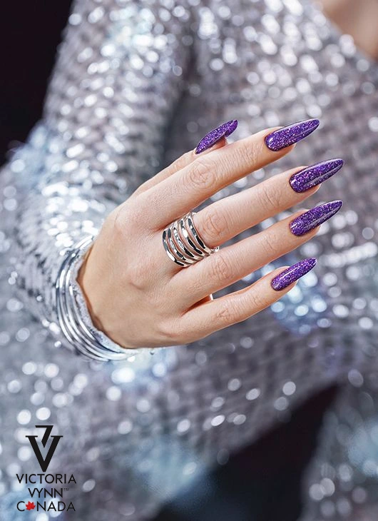 El mejor esmalte de uñas en gel estilo disco de Victoria VYNN, 326 Electro Purple 326