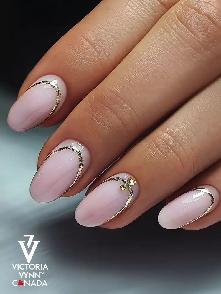 Victoria VYNN: El mejor esmalte en gel francés de color marfil natural, textura cremosa, n.º 108