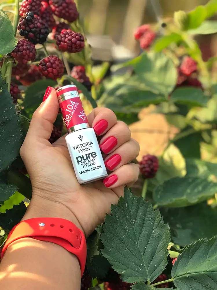 Victoria Vynn, uñas en rojo rosado, tono cremoso puro 104, batido tropical