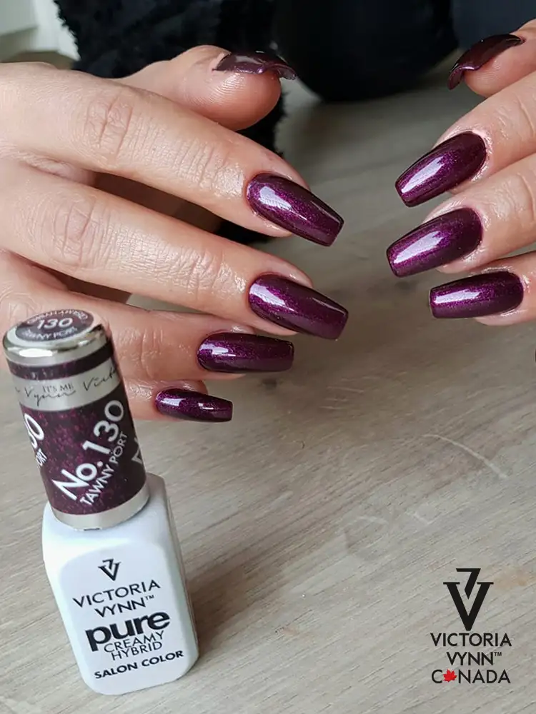 Victoria Vynn: uñas color burdeos cremoso y brillante, oporto rojizo, n.º 130